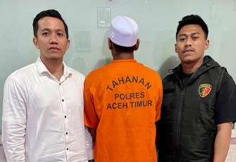 Terduga pelaku (kenakan baju tahanan) saat diamankan.