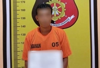 Tersangka saat diamankan di Polsek Padang Bolak