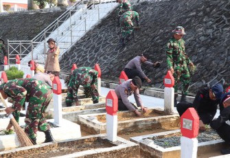 Personel Kodim Kota Bengkulu saat Bersihkan TMP Balai Buntar, Selasa (15/08).