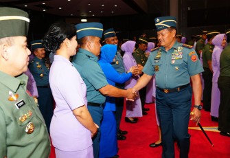 Panglima TNI Laksamana TNI Yudo Margono mengucapkan selamat atas kenaikan pangkat.