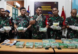 Danrem 121/Abw Brigjen TNI Luqman Arief, S.I.P., selaku Dankolakops Rem 121/Abw saat menggelar Press Release 