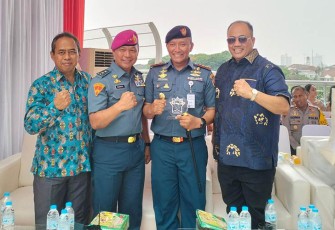 Komandan KRI Teluk Weda-526, Letkol Laut (P) Ricky Tacoma dalam kegiatan Festival Music dan Budaya Anak Indonesia, bertempat di Jakarta Internasional Stadium, Sabtu (9/12).