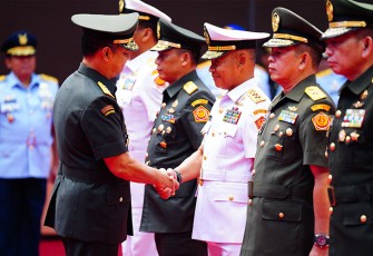 Kepala Staf Umum TNI, Letjen TNI Bambang Ismawan, S.E., M.M., saat pimpin acara serah terima jabatan Koorsahli Panglima TNI, Kapuspen TNI, Kapusjianstralitbang TNI, Kapuskersin TNI dan Kasetum TNI, bertempat di Aula Gatot Soebroto Mabes TNI Cilangkap, Jakarta Timur, Jumat (22/12/2023).