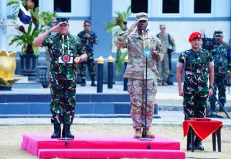 Panglima TNI Laksamana TNI Yudo Margono, S.E.,M.M. bersama I Corps Commanding General Lt Gen Brunson dalam upacara pembukaan Super Garuda Shield di Puslatpur 5 Marinir Baluran Jawa Timur, Kamis (31/8/2023).