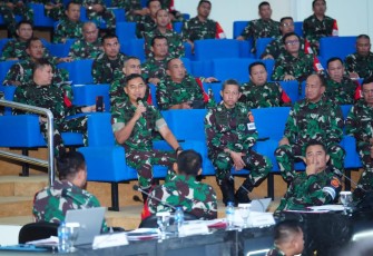 Kasum TNI  Letnan Jenderal (Letjen) TNI  Bambang Ismawan, S.E., M.M. saat menyaksikan langsung  kegiatan  Tactical Floor Game  (TFG) yang dilaksanakan oleh Kogabwilhan I bertempat di Sekolah Staf Komando Angkatan Laut (Seskoal), Cipulir, Kebayoran Lama Jakarta Selatan pada Senin (24/7/2023).