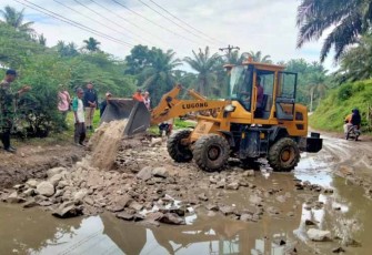 Kodim 0204/DS Gandeng Swasta saat Benahi Kerusakan Jalan Provinsi Bangun Purba-Gunung Meriah