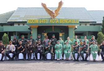 Foto bersama Pangdam II/Sriwijaya Mayjen TNI Yanuar Adil didampingi ketua Persit KCK Daerah II/Sriwijaya Ny. Mila Yanuar Adil dan Keluarga Besar Kodim 0407/Kota Bengkulu beserta Danrem 041/Gamas dan unsur Forkopimda Kota Bengkulu.