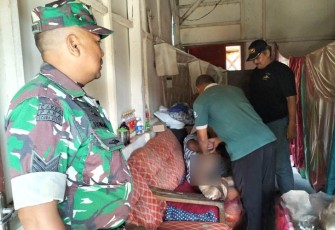 Babinsa Karangsoko Dampingi Penyuntikan dan Pemangkasan Rambut untuk ODGJ