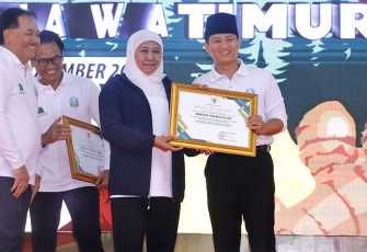 Bupati Trenggalek, Mochamad Nur Arifin, saat menerima penghargaan dalam acara Jambore Perhutanan Sosial Jawa Timur tahun 2023, di Ubaya Training Center, Trawas, Kabupaten Mojokerto, Selasa (28/11/2023).