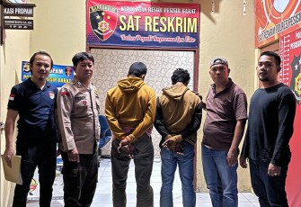 Tersangka (diborgol) saat diamankan