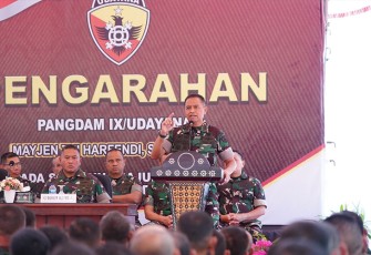 Pangdam IX/Udayana saat beri pengarahan prajurit