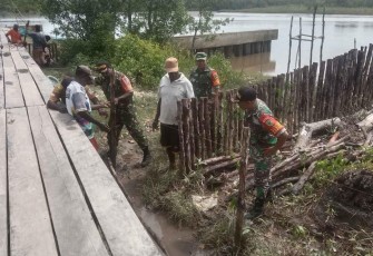 Babinsa Koramil Kokonao bersama Warga saat Perbaiki Tanggul