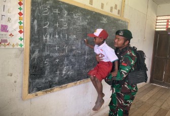 Personel Pos Makki Satgas Yonif Mekanis 203/AK saat Mengajar di SD YPPGI Distrik Makki