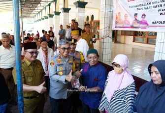 Walikota Bitung saat mendampingi Kapolda Sulut bagikan daging sapi