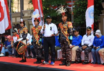 Dankodikdukum Kodiklatal saat Hadiri Kirab Kota Jelang Kejurnas Grasstrack Junior Motocross Supertrack Championship Kasal Cup 2023 di Lamongan