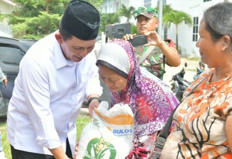 Gubernur Kepri H.Ansar Ahmad saat serahkan Bantuan Beras ke  Warga Kelurahan Tanjung Uma Batam.
