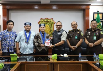 Kapuspenkum Dr. Ketut Sumedana saat menerima audiensi dengan Pengurus Pusat Gerakan Mahasiswa Kristen Indonesia (PP GMKI)