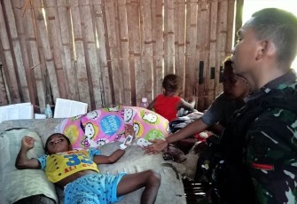 Satgas Yonif 310/KK Obati Anak Sakit di Perbatasan