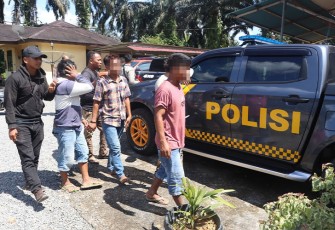 Tim Reserse Polres Pasaman Barat saat mengamankan Tujuh Orang Pelaku PETI