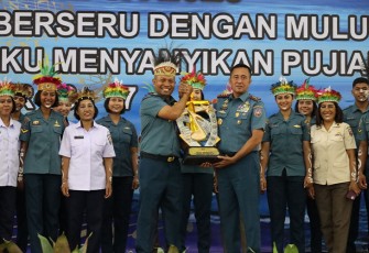Penyerahan hadiah Lomba Pesparawi tingkat TNI AL