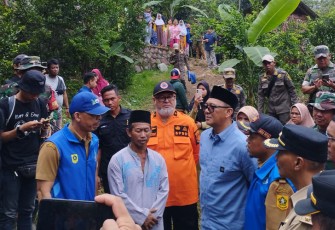 BPBD Kabupaten Bogor melakukan penanganan saat terjadi longsor di Kampung Sempur Bates, Desa Petir, Kecamatan Dramaga, Kabupaten Bogor, Minggu (26/11). 