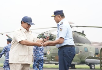 Menteri Pertahanan RI Prabowo Subianto saat menyerahkan delapan unit helikopter angkut berat H225M, kerja sama industri antara PTDI dengan Airbus Helicopters, Prancis, kepada Kepala Staf Angkatan Udara Marsekal TNI Fadjar Prasetyo di Lanud Atang Sendjaja Bogor, Jumat (1/12/2023). 