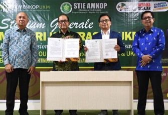 MenKopUKM Teten Masduki dalam Kuliah Umum di STIE AMKOP Makassar bertajuk Membangun Wirausaha yang Berdaya Saing Menuju Indonesia Maju 2045 di Makassar, Sabtu (2/12).