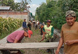 Sertu Aris saat ikut Kerja Bakti Bersihkan Saluran Air