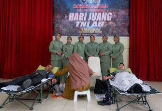 Bhakti Sosial Donor Darah dalam rangka Hari Juang TNI AD ke-78 Tahun 2023, bertempat di Aula Makorem 121/Abw, Jl. Pangeran Kuning, Sintang, Kalimantan Barat, Selasa (12/12/2023). 