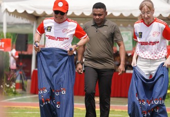 Menkumham dan Dubes saat bertanding balap karung.