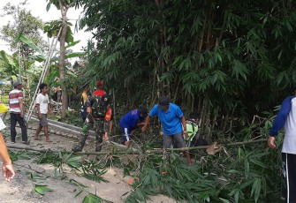  Babinsa Kodim 0802/Ponorogo saat bersama Warga Desa Binaan Kerja Bakti
