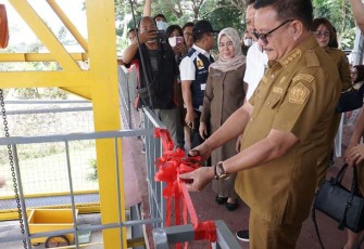 Walikota Bitung saat melaunching tempat sampah dan pemilahan sampah yang baru