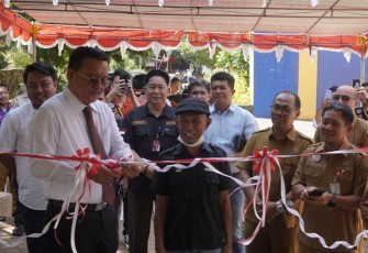 Walikota Bitung saat memotong pita peresmian sekretariat sanggar