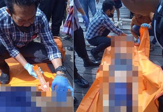 Petugas saat identifikasi mayat