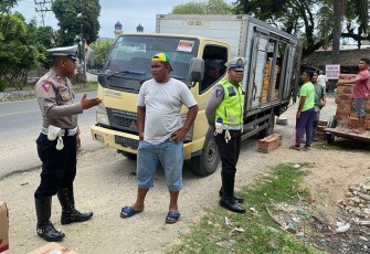 Petugas Satlantas Polres Aceh Timur saat Beri Teguran Kegiatan Bongkar Muat di Bahu Jalan