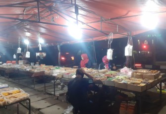 Suasana Pasar Besar di Bawah Jalan Layang