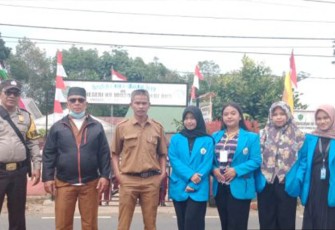 Bhabinkamtibmas Polsek Sipirok, Aipda Thomas M Harahap, menyerahkan bantuan pembatas Jalan hasil dari koordinasi bersama Dinas Perhubungan Tapanuli Selatan (Tapsel), agar anak-anak Sekolah lebih aman saat menyeberang, Senin (7/8/2023) pagi.