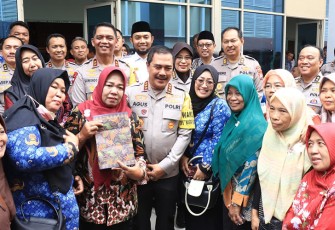 Wakapolri Komjen. Pol. Agus Andrianto saat menghadiri Bakti Sosial dan Kesehatan, Dalam Rangka Pemilu Damai 2023-2024 di ISI Yogyakarta, Rabu (29/11/23).