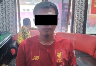 Terduga pelaku (diborgol) saat diamankan.