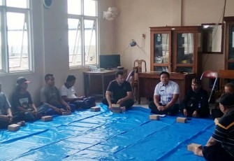 Kabid Pasar Dindagkop dan UKM kabupaten Blora Sony Supriyanto ( baju putih) saat sosialisasi dengan pedagang terdampak terkait rencana pembangunan Pasar Induk Cepu.