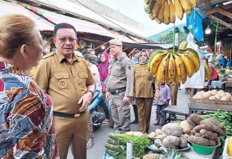 Walikota Bitung saat meninjau pasar Girian