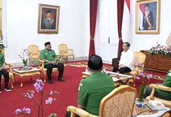 Presiden Joko Widodo saat menerima rombongan Gerakan Pemuda (GP) Ansor di Istana Kepresidenan Yogyakarta, Daerah Istimewa Yogyakarta pada Selasa malam, 30 Januari 2024.