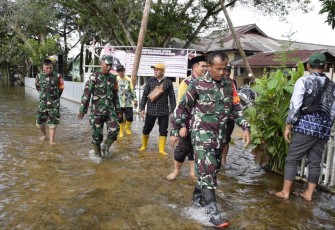 Dandim 1005/Barito Kuala bersama Unsur Forkopimda saat Monitoring Bencana Banjir