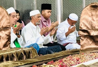 Gus Fawait Tawasul ke Makam Habib Sholeh Tanggul