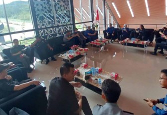 Sejumlah pejabat imigrasi Malaysia yang dipimpin Ketua Imigresen Pos Kawalan Sempadan Serikin JIM Serawak, Puan Alissa Arriani binti Abdullah berkunjung ke PLBN Jagoi Babang, Kamis 18 Januari 2024. 