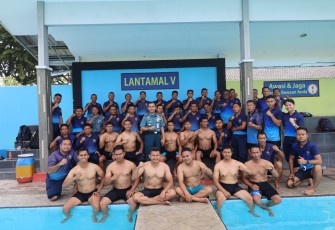 Pangkalan Utama TNI AL (Lantamal) V menggelar lomba renang yang dihadiri langsung oleh Komandan Satuan Kapal Patroli (Dansatrol) Lantamal V Letkol Laut (P) Edy Satyawan, S. E., di Kolam Renang Jala Tirta DBAL Ujung Surabaya, Kamis (18/01/2024)