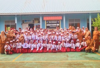 Bhabinkamtibmas Kelurahan Sungai Enam Jadi Inspektur Upacara di SD