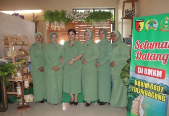 Ketua Persit KCK Daerah V/Brawijaya Ny. Lisa Rafael Granada Baay menyempatkan mengunjungi stand UMKM dari Kodim 0807 Tulungagung yang berisi produk-produk unggulan Kabupaten Tulungagung