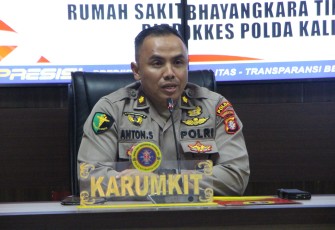 Kepala Rumah Sakit (Karumkit) Bhayangkara Tingkat III Palangka Raya Kompol dr. Anton Sudarto dan diikuti seluruh personel Rumah Sakit