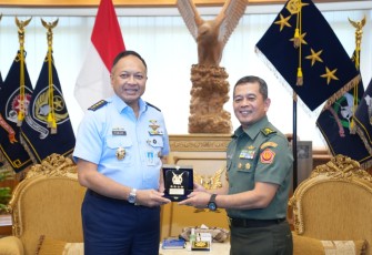 Kapuspen TNI Mayjen TNI Dr. Nugraha Gumilar, M.Sc., didampingi Wakapuspen TNI Brigjen TNI Teguh Pudji Rahardjo, Kolonel Inf I Ketut Murda, dan Kolonel Laut (KH) Bayu Kurnianto, S. Kom., M.T.I., CHRMP., melakukan Kunker (kunjungan kerja) kepada Kepala Staf Angkatan Udara (Kasau) Marsekal TNI Fadjar Prasetyo, S.E., M.P.P., CSFA., di ruang kerja Kasau, Mabes TNI Angkatan Udara, Cilangkap, Jakarta Timur, Selasa (09/01/2024)